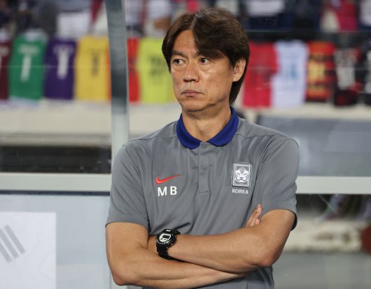 홍명보 축구 대표팀 감독이 15일 경기도 용인미르스타디움에서 열린 2025 동아시안컵 일본전에서 답답한 표정으로 그라운드를 바라보고 있다. [연합]