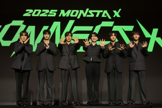 그룹 몬스타엑스가 16일 서울 여의도 콘레드 호텔에서 열린 몬스타엑스 데뷔 10주년 기념 기자간담회에서 포즈를 취하고 있다. [연합]