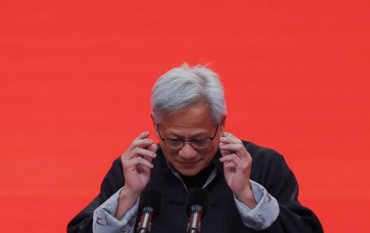 젠슨 황 엔비디아 최고경영자(CEO)가 16일 중국 베이징에서 열린 제3회 중국국제공급망촉진박람회 개막식에서 중국 전통의상을 입고 연설을 하고 있다. [로이터]