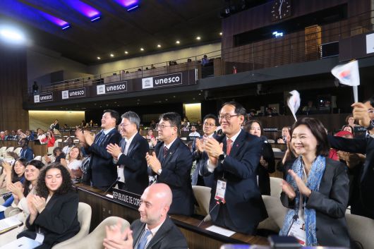 2026년 제48차 세계유산위원회 개최국으로 한국이 선정되자 기뻐하는 정부 대표단. [국가유산청]