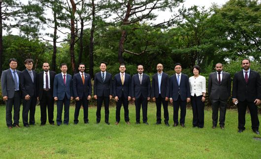 오세훈 서울시장이 17일모하메드 알리 알 쇼라파 아부다비 행정교통부 의장(왼쪽에서 일곱 번째)과 기념사진을 촬영하고 있다.. [서울시 제공]