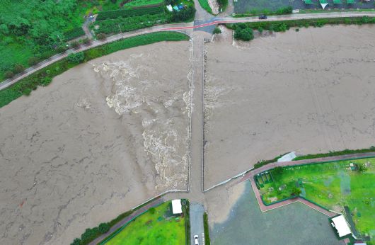 청도군 청도천(원리) 지점에 홍수주의보가 발령된 17일 경북 청도군 청도읍 원리 사촌교가 불어난 강물에 잠겨 있다. [연합]