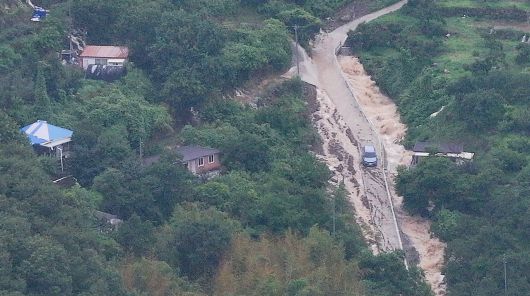청도에 호우경보와 산사태경보가 발령된 17일 경북 청도군 청도읍 거연리 한 마을 도로에 토사가 넘쳐 있다. [연합]