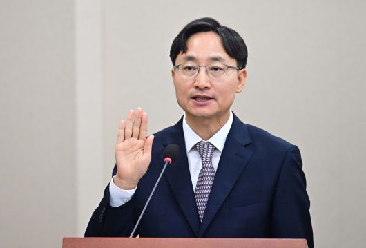 임광현 국세청장 후보자가 15일 서울 여의도 국회 기획재정위원회에서 열린 인사청문회에서 선서하고 있다. 이상섭 기자