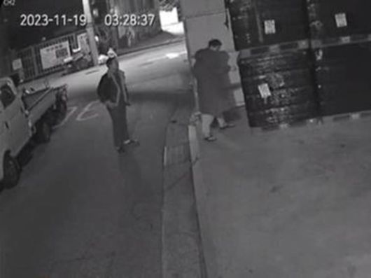 지난 2023년 서울 금천구 합숙소 주변에서 진성파 조직원이 생수통을 향해 흉기를 찌르는 모습. [서울경찰청 제공]