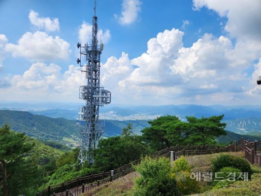 광양시 구봉산 지상파 방송사 송신탑.  /박대성 기자.