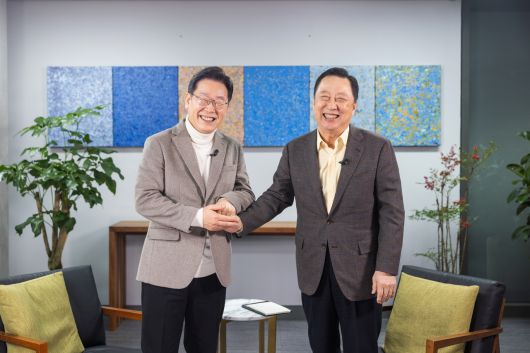 이재명 대통령이 대미 특사단장에 박용만 전 대한상공회의소 회장을 임명했다고 대통령실이 밝혔다. 사진은 지난 2022년 대선 당시 이 대통령과 만난 박 전 회장. [더불어민주당 제공]