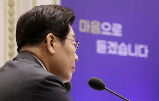 이재명 대통령이 16일 청와대 영빈관에서 ‘기억과 위로, 치유의 대화’ 사회적 참사 유가족 간담회를 하며 유가족 발언을 듣고 있다. [연합]