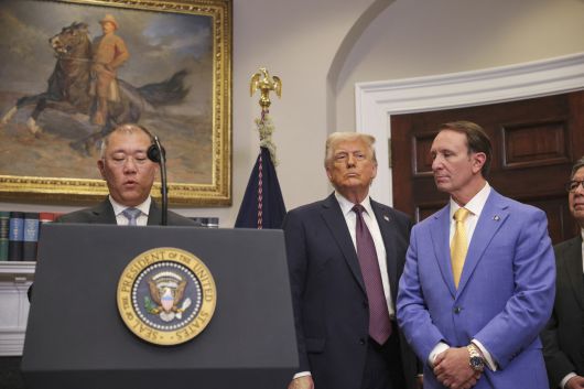 정의선 현대차그룹 회장이 24일(현지시간) 미 백악관에서 도널드 트럼프 미국 대통령이 지켜보는 가운데 미국 투자계획을 발표하고 있다. [AP]