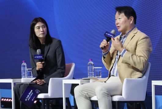 최태원(오른쪽) 대한상공회의소 회장인 18일 경북 경주 라한셀렉트 호텔에서 개최된 ‘제 48회 대한상의 하계포럼’에 참석, 정신아 카카오 대표 사회로 진행된 AI(인공지능) 토크쇼에서 제조 AI와 데이터에 대해 발언하고 있다. [대한상의 제공]