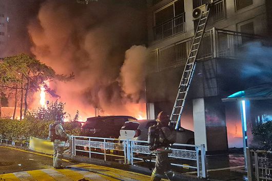 17일 오후 9시 10분께 경기도 광명시 소하동의 한 아파트 주차장에서 불이 나 소방대원들이 진화 작업을 하고 있다. 2025.7.17 [연합뉴스 독자 제공]