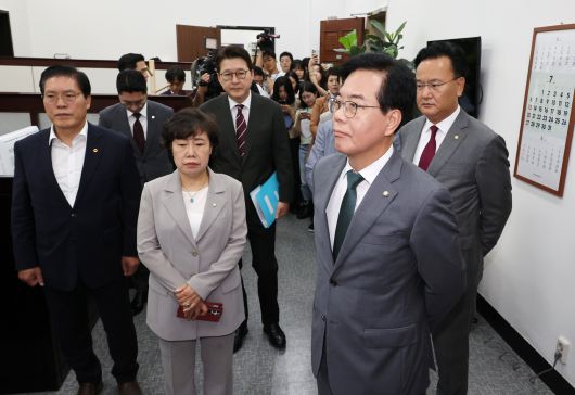 송언석 국민의힘 비대위원장 겸 원내대표를 비롯한 국민의힘 법제사법위원회 위원들이 18일 서울 여의도 국회에서 권성동 의원실 압수 수색 등에 항의하며 국회의장실을 방문하고 있다. [연합]