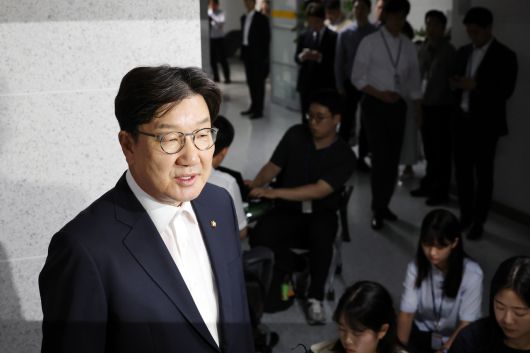 국민의힘 권성동 의원이 18일 서울 여의도 국회 의원회관 자신의 의원실로 들어서며 압수수색 관련 입장을 밝히고 있다. [연합]