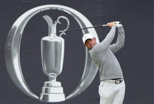 로리 매킬로이가 18일(한국시간) 고향 북아일랜드에서 열린 디오픈 1라운드에서 아이언으로 1번홀 티샷을 하고 있다.  [게티이미지]