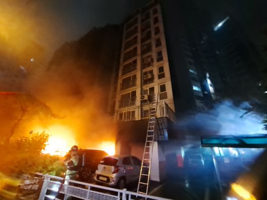 17일 오후 경기 광명시 소하동 한 아파트 주차장에서 불이 나 3명이 심정지 상태로 병원에 옮겨졌다. 사진은 불이 난 아파트. 2025.7.17 [경기도소방재난본부 제공]