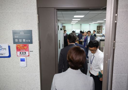 국민의힘 의원들이 18일 서울 여의도 국회 의원회관 내 압수수색 중인 권성동 의원실로 들어서고 있다. [연합]