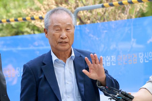 조성옥 전 삼부토건 회장이 10일 피의자 신분으로 김건희 특검 조사를 받기 위해 서울 종로구 KT광화문빌딩 웨스트에 마련된 특검 사무실에 출석하고 있다. [연합]