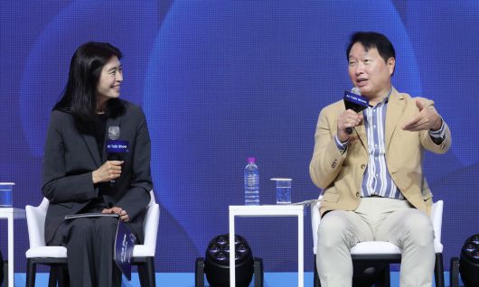 최태원(오른쪽) 대한상공회의소 회장인 18일 경북 경주 라한셀렉트 호텔에서 개최된 ‘제 48회 대한상의 하계포럼’에 참석, 정신아 카카오 대표 사회로 진행된 AI(인공지능) 토크쇼에서 제조 AI와 데이터에 대해 발언하고 있다. [대한상의 제공]