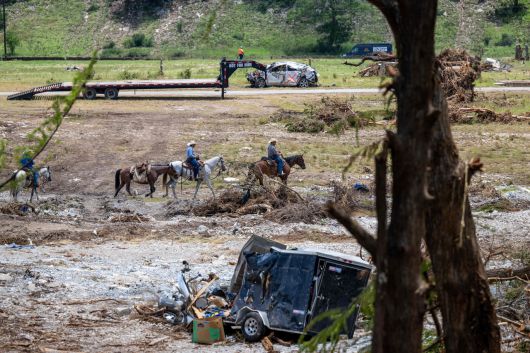 지난 12일 홍수 피해가 발생한 텍사스 헌트에서 말을 타고 수색 및 구조 작업을 하고 있다.[AFP]