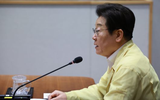 이재명 대통령이 18일 정부서울청사 중앙재난안전상황실 서울상황센터에서 집중호우 대처상황 점검회의를 주재하고 있다.[연합]