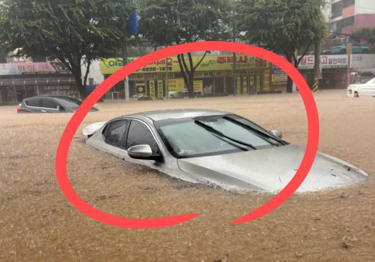 17일 광주광역시에 국지성 집중호우 피해가 잇따른 가운데, 한 도로에 자동차가 침수돼 있다.[X(구 트위터) 갈무리]