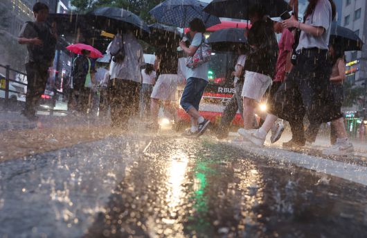 비가 내리는 16일 서울 강남역 인근에서 시민들이 우산을 쓴 채 이동하고 있다. 이날 기상청은 중부지방과 호남을 중심으로 많은 비를 예보했다.[연합]