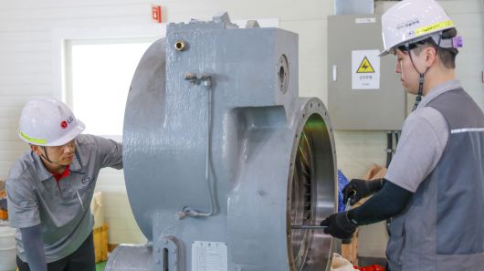 이달 10일 경기도 화성의 하이엠솔루텍 작업장에서 직원들이 입고된 칠러를 정비하고 있는 모습. [하이엠솔루텍 제공]