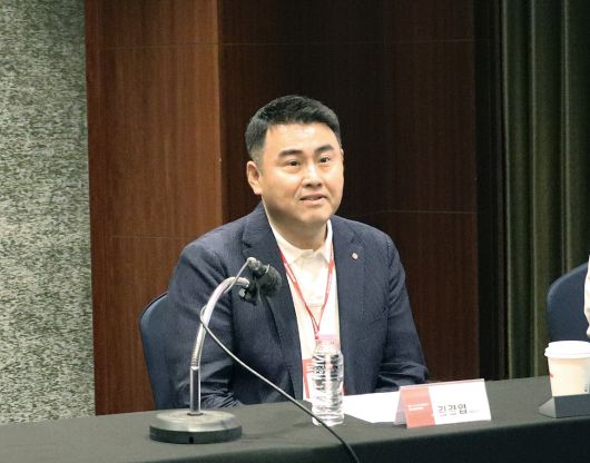 김경엽 롯데이노베이트 대표이사가 18일 서울 송파구 롯테호텔월드에서 기자간담회를 열고 AI 에이전트 플랫폼으로 진화한 ‘아이멤버 3.0’을 소개하고 있다. [롯데이노베이트 제공]