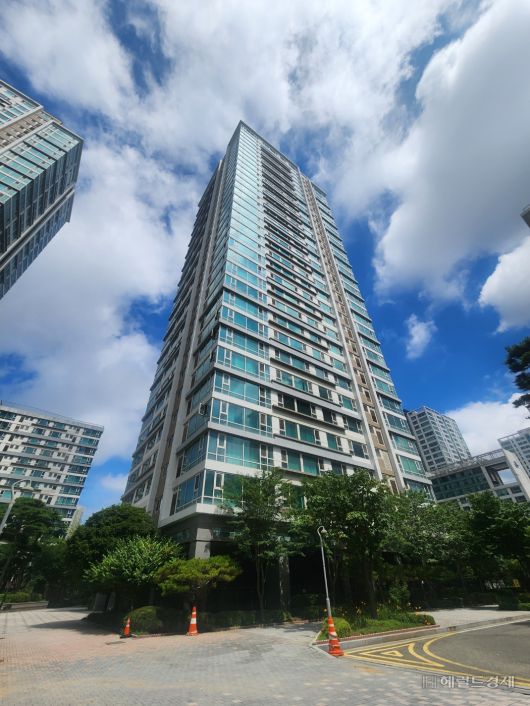 지난 20일 총격 사건이 발생한 인천 연수구 송도동의 한 아파트. 이영기 기자.