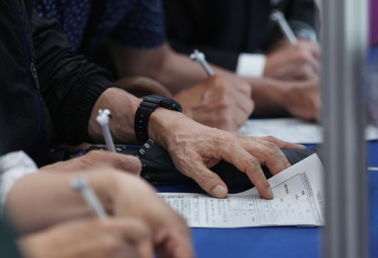 한 일자리박람회에서 참가신청서를 작성하는 구직자들. 기사와 무관한 자료사진. [연합]