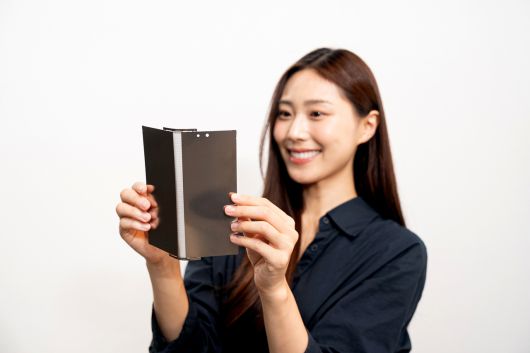 모델이 삼성디스플레이의 신제품 폴더블 패널에 탑재된 티타늄 플레이트를 선보이고 있다.  [삼성디스플레이 제공]