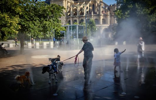 지난 1일(현지시간) 프랑스 파리에서 파리가 최고 44°C의 기온을 기록하는 가운데 사람들이 안개 분수대에 서서 더위를 식히고 있습니다.[게티이미지]