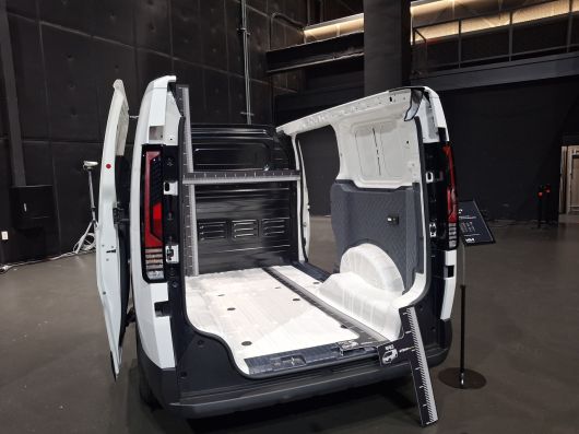 기아 PV5의 차체 프레임을 소개하고 있는 부스 광명=김성우 기자