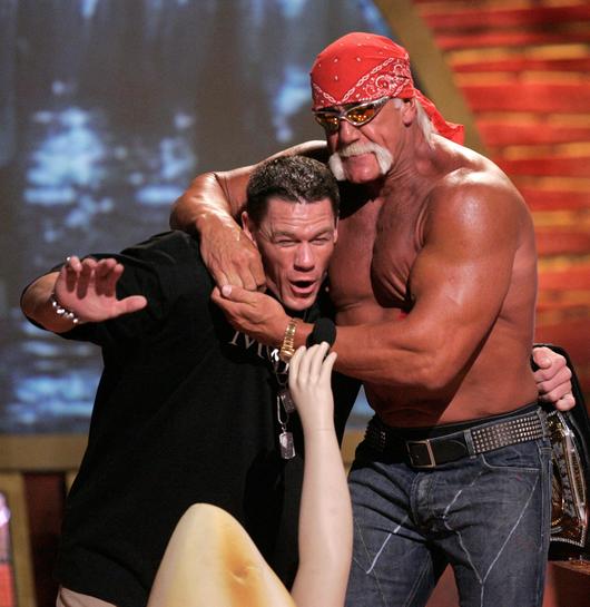 프로레슬링계의 전설 헐크 호건(오른쪽)이 지난 2005년 8월 14일 캘리포니아 유니버설 시티 깁슨 원형극장에서 열린 2005 틴 초이스 어워드에서 레슬매니아 챔피언 존 시나의 목을 팔로 감싸고 있다. [로이터]