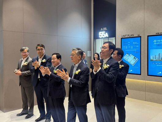 25일 경기도 남양주시 별내동 남양주왕숙 A-1, A-2블록 주택전시관 개관식에 참석한 이한준(앞줄 오른쪽에서 두번째) LH 사장과 김규철(앞줄 맨 오른쪽) 국토교통부 주택토지실장 모습. 신혜원 기자