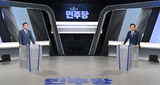 더불어민주당 박찬대(왼쪽)·정청래 당대표 후보가 27일 오후 서울 여의도 KBS에서 열린 TV토론회에 참석하고 있다. 임세준 기자