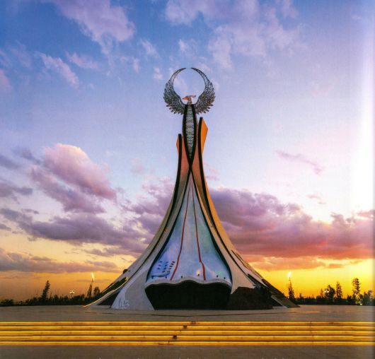 타슈켄트 랜드마크 조형물. 우즈베키스탄의 역사를 돌아보면 탑 꼭대기 새는 고구려 문양과 무관치 않아 보인다.[출처=센트럼에어 사외보 ‘CENTRUM’]