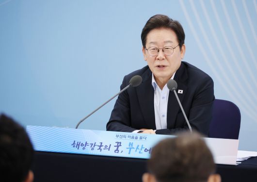 이재명 대통령이 25일 부산 부경대에서 타운홀미팅 ‘부산의 마음을 듣다’ 간담회에서 발언하고 있다. [연합]