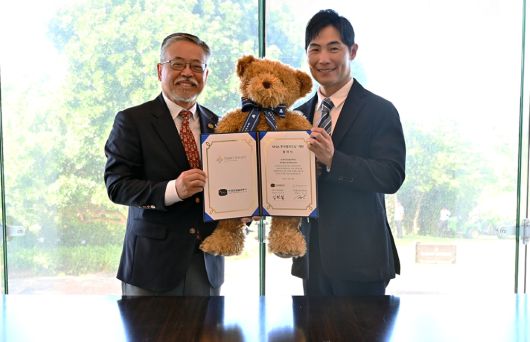 김원섭(왼쪽) KPGA 회장과 김민 테디밸리 골프앤리조트 부회장이 협약식에서 기념촬영을 하고 있다.  [KPGA 제공]