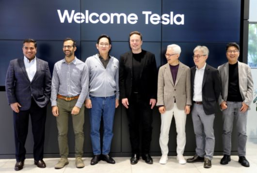 이재용(왼쪽 세 번째) 삼성전자 회장과 일론 머스크(네 번째) 테슬라 최고경영자(CEO)가 2023년 4월 미국 캘리포니아주 실리콘밸리에 있는 삼성전자 북미 반도체연구소에서 만나 찍은 기념사진.[삼성전자 제공]