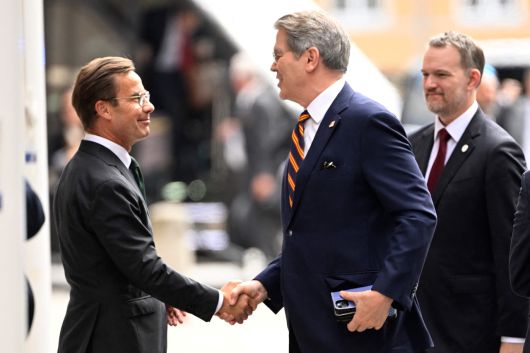 28일(현지시간) 스톡홀름의 스웨덴 정부 청사 로젠바드에 도착한 스콧 베선트 미국 재무장관(가운데)과 제이미슨 그리어 미국 무역대표부(USTR) 대표가 미중 무역 협상을 앞두고 스웨덴 총리 울프 크리스터손(왼쪽)으로부터 환영받고 있다. [AFP]