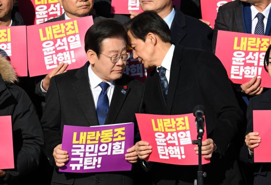 지난해 12월 6일 당시 더불어민주당 당대표였던 이재명 대통령과 조국혁신당 당대표였던 조국 전 대표가 서울 여의도 국회 본청 계단앞에서 열린 내란 동조 국민의힘 규탄 및 탄핵소추안 가결 촉구 제 시민사회 및 야당 공동기자회견에 참석해 대화를 하는 모습. 이상섭 기자