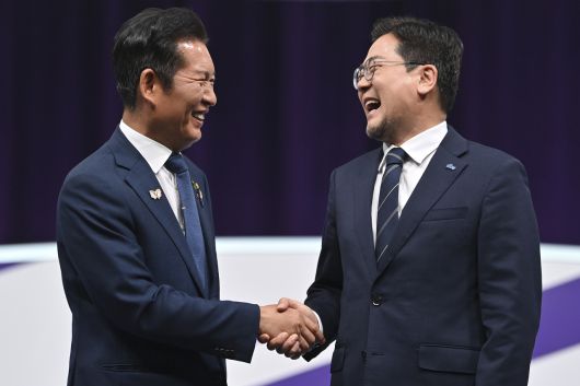 더불어민주당 정청래(왼쪽) · 박찬대 당대표 후보들이 29일 오후 서울 마포구 MBC에서 열린 TV토론회에 참석해 기념촬영을 하고 있다. [연합]