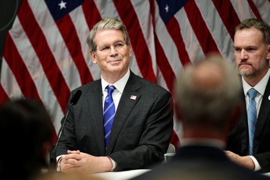 스콧 베선트 재무부 장관이 미국과 중국 간의 무역 협상이 종료된 후, 스웨덴 정부 청사인 로센바드(Rosenbad)에서 열린 기자회견에 참석하고 있다.