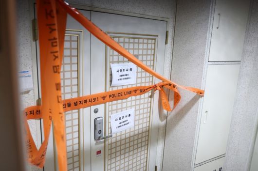 지난 21일 인천에서 사제 총기를 발사해 가족을 숨지게 한 피의자의 주거지에 폴리스 라인이 설치돼 있다. [연합]