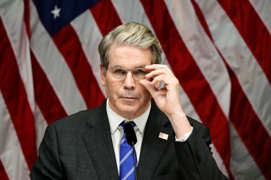 스콧 베선트 재무부 장관이 미국과 중국 간의 무역 협상이 종료된 후, 스웨덴 정부 청사인 로센바드(Rosenbad)에서 열린 기자회견에 참석하고 있다.  [로이터]