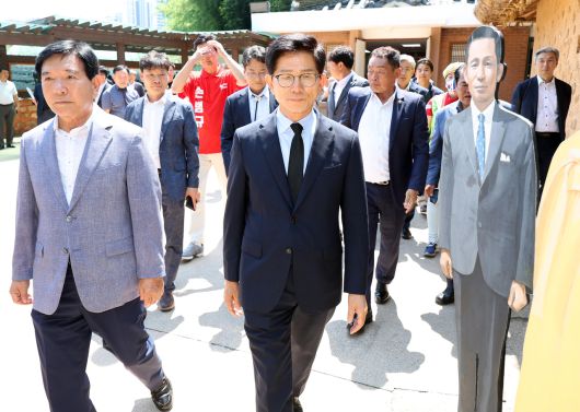 국민의힘 대표 선거에 출마한 김문수 전 고용노동부 장관이 1일 오후 경북 구미시 상모동 박정희 전 대통령 생가를 방문하고 있다. [연합]