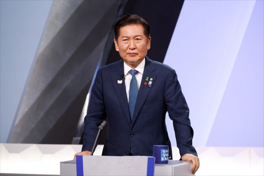 정청래 더불어민주당 당대표 후보. 사진은 정 후보가 지난달 27일 오후 서울 여의도 KBS에서 열린 TV토론회에 참석한 모습. 임세준 기자