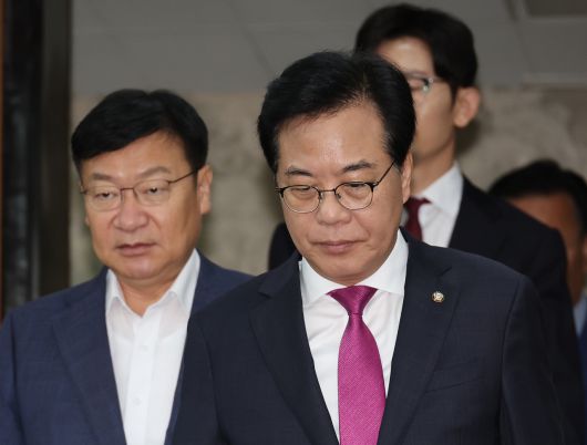 송언석 국민의힘 비상대책위원장 겸 원내대표가 1일 서울 여의도 국회에서 열린 원내대책회의에 참석하고 있다. [연합]