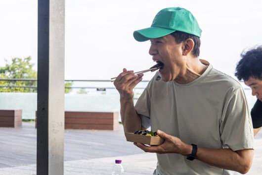 오세훈 서울시장이 2일 오전 남산 정상에서 저속노화 음식인 계란을 넣은 키토김밥으로 아침식사를 하고있다. [서울시 제공]
